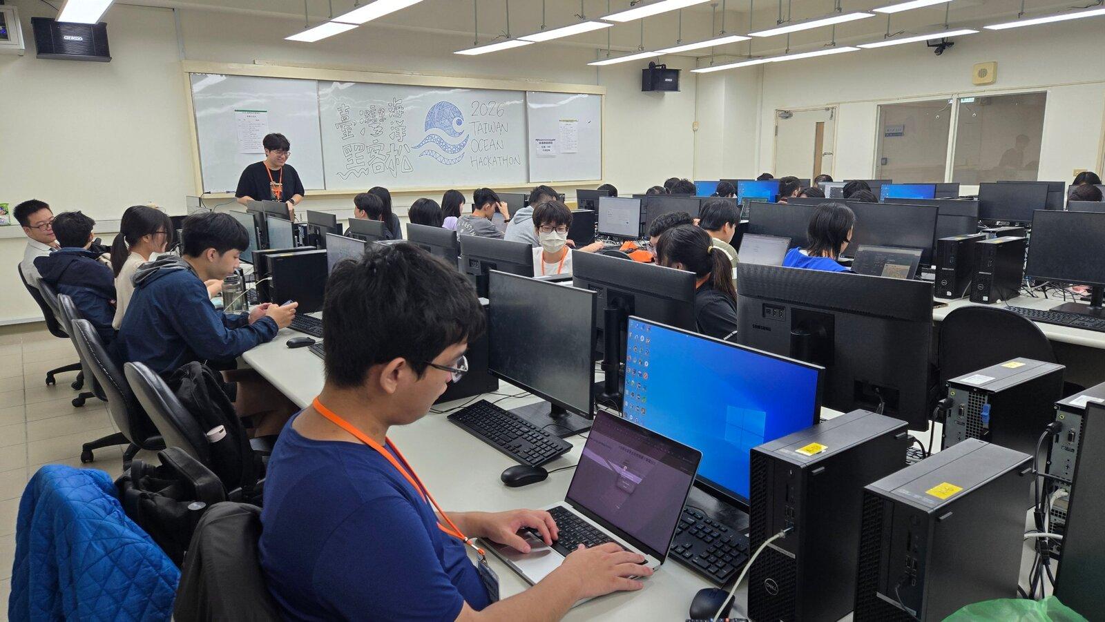 參賽者在 203 電腦教室進行開發
