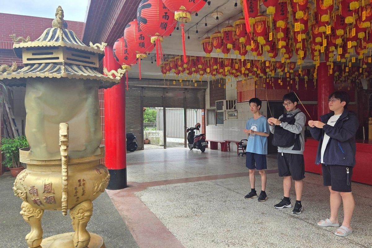 工作人員參拜祈福,祈求活動順利